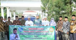 H. Andi Suhaimi Bupati L. Batu Serahkan Beasiswa Serta Lepas Keberangkatan Mahasiswa Ke Universitas Al-Azhar Mesir