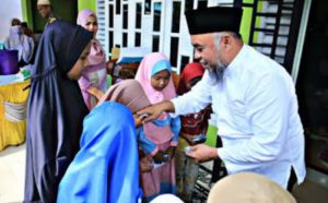 Bupati L. Batu H. Andi Suhaimi Selesai Sholat Jumling Sekaligus Santuni Anak Yatim Piatu