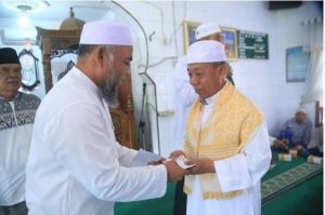 Keluarga Besar Bupati L. Batu Berikan Bantuan Pembebasan Lahan Masjid Furqoniyah Kec. Rantau Utara