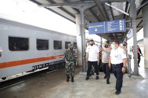 Kapoldasu, Pangdam I/BB dan Wali Kota Medan Tinjau Penerapan Prokes di Stasiun Kereta Api