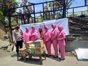 Perduli Korban Kebakaran Kapolsek Beserta Bahayangkari Polsek Medan labuhan, Meberikan Bantuan Dari Kapolres Pelabuhan Belawan
