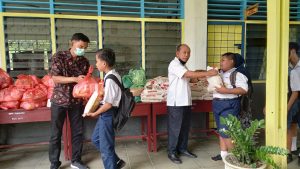 Wujud Kepedulian, SMP N. 1 Pangkatan Bagikan Sembako Kepada Siswa/i yang Kurang Mampu