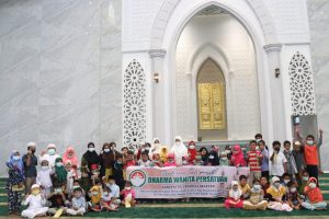 DWP Tapsel Serahkan Tali Asih ke 80 Anak Yatim dan 16 BKM Syahrun Nur 
