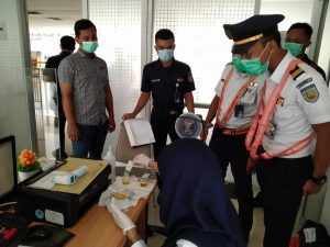 Operasi Ketupat Toba 2021, Dit Resnarkoba Polda Sumut dan Jajaran Periksa Tes Urine Pengemudi Angkutan