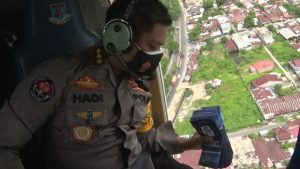 Polda Sumut Sebar 5.000 Brosur Imbauan Patuhi PPKM Darurat Dari Udara