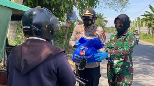 500 paket sembako di bagikan Polwan Dan Kowad untuk masyarakat terdampak covid -19