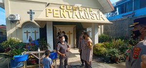 Polisi, TNI dan Warga Gotong Royong Bersihkan Rumah, Gereja yang Terkena Dampak Tawuran Pemuda di Belawan