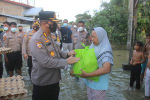 Irwasda Polda Sumut Di Dampingi Kapolres Serdang Bedagai Berikan Bantuan Sembako Kepada Warga Korban Banjir