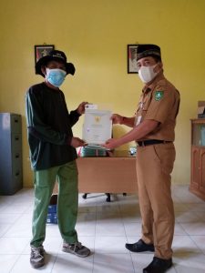 SECARA SIMBOLIS, LURAH TANJUNG KAPAL KEC.RUPAT BENGKALIS SERAHKAN 920 SERTIFIKAT TANAH MASYARAKAT