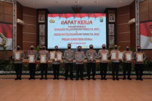 Kapolda Sumut Berikan Piagam Penghargaan Kepada Polres Berprestasi