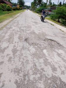 JL.PELAJAR BATUPANJANG  SEKITAR SMPN 1 RUPAT, DARI PELABUHAN RORO PINTU GERBANG PULAU RUPAT JALAN RUSAK KUPAK KAPIK TELAH BERULANGKALI PENGENDARA JATUH AKIBAT KERUSAKAN JALAN,