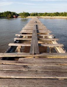 SEKITAR 25 WARGA PELAUT TANJUNG KAPAL KEC.RUPAT BENGKALIS BERHARAP PEMERINTAH MEMBANGUN KEMBALI JEMBATAN SEBAGAI MOBILITAS SARANA MENCARI MAKAN