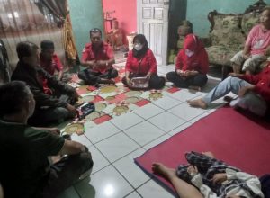 Rekan rekan Pindo Merdeka Mengunjungi Meta Putri Waruwu Yang Baru Pulang Dari RSU AL AZIS Rantau Parapat.