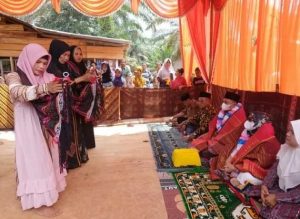 Bupati dan Wakil Bupati Labuhanbatu Terima Upah Upah Warga Desa Bandar Kumbul