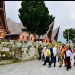 MILAD MTSN 5 BENGKAKIS TAHUN KE-3 SEKALIGUS SAMBUT ISRA’ DAN MI’RAJ 1443H, KETUA DPRD H.KHAIRUL UMAM SUAPI NASI KUNING TUMPENG BUAT KEPSEK ZAHERMAN, H.LUKMAN SUAPI KETUA DEWAN, DAN PELEPASAN BALON   