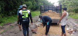 PRIHATIN JALAN POROS DESA RUSAK PARAH, KADES MAKRUH PIMPIN GORO TIMBUNI MATERIAL KAYU DAN BEAST BERSAMA WARGA 