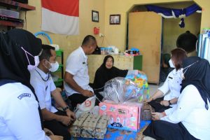Dinkes Labuhanbatu Berikan Bantuan Sembako dan Asupan Gizi Tambahan Untuk Ahmad Risky