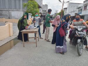 AWAL BULAN SUCI ROMADHAN BULAN PENUH BERKAH INI IKATAN PEMUDA PELAJAR MAHASISWA PANAI HILIR ( IKAPEMAPAH ) MEMBAGIKAN TANJIL BERBENTUK KURMA UNTUK BERBUKA PUASA KEPADA UMMAT MUSLIM DI DEPAN MAPOLSEK PANAI HILIR