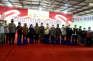 Sambut May Day, Polda Sumut Gelar Vaksinasi dan Pembagian Sembako Kepada 52 Serikat Pekerja/Buruh    