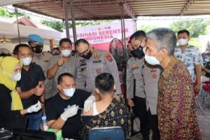 Bupati Labuhanbatu Bersama Kapolres Saksikan Vaksinasi Serentak