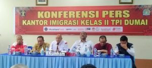 KAKANIM KANTOR IMIGRASI TPI KELAS II KOTA DUMAI”REZEKI PUTRA GINTING”,AKAN TINDAK OKNUM PEJABATNYA JIKA LAKUKAN PUNGLI,KATAKANNYA DALAM GELAR CONFERENCE PERS,
