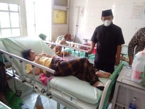 WALIKOTA TANJUNG BALAI JENGUK ISTRI WARTAWAN DI RSU DR. TENGKU MANSYUR DI KOTA TANJUNG BALAI