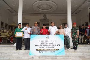 Tinjau Korban Gempa Cianjur, Sutan Riska Serahkan Bantuan