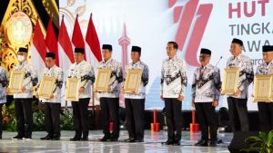 Sutan Riska Terima Penghargaan Dwija Praja Nugraha PGRI