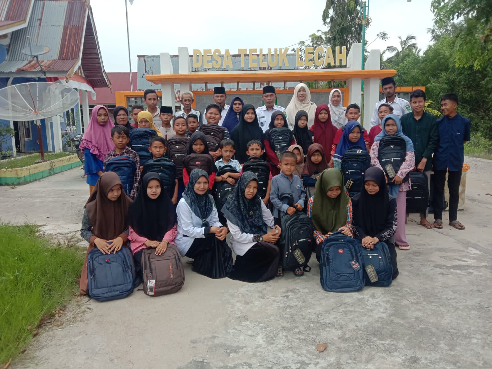 Kades Teluk Lecah , Ali Nasikin, S. Pd. Santuni 39 Anak Yatim ,dan 2 Duafa    