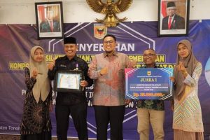 Wabup Richi Aprian Serahkan Hadiah kepada 3 Nagari Pemenang Kompetisi Di Tanah Datar.   