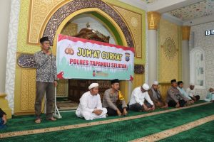 Kapolres Tapsel Dengar Curhat Masyarakat Usai Salat Jumat
