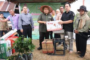Bupati Tapsel Serahkan 10 Ribu Batang Bibit Cabai dan Berbagai Bantuan Ke 5 Koptan Kecamatan Sipirok
