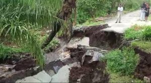 Akibat Curah Hujan Deras, 20 Meter Akses Jalan RT.10 Desa Sri Tanjung Kec.Rupat Putus, Sebuah Rumah Terancam Tumbang, Dan 1 Tiang Listrik