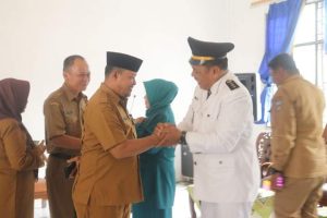 Sutan Riska Kukuhkan Marjilis selaku Camat Tiumang. 