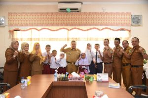Bupati Dolly Pasaribu Lepas 6 Siswa Tapsel Ikuti Kejuaraan FTBI di Jakarta