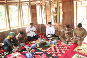 Hadiri Pengajian BKMT, Bupati Dolly di Sambut Warga Sibara-bara dengan di Upah-Upah
