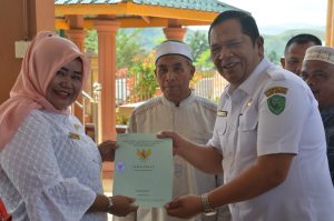 Walikota Serahkan Sertifikat Pendaftaran Tanah Sistem Lengkap (PTSL) di Desa Rimba Shoping 