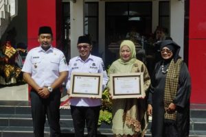 Sukses Gelar Kongres Bundo Kanduang se Dunia di Tanah Datar, Bupati dan Ketua TP PKK Menerima Penghargaan    