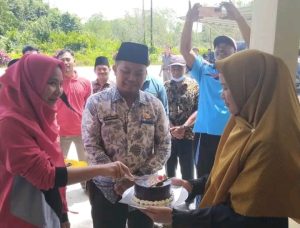 Pustu Desa Sei.Cingam Kec.Rupat, Jamil S.Pd.I dan dr Nelya Sasmita Potong pita Peresmian    