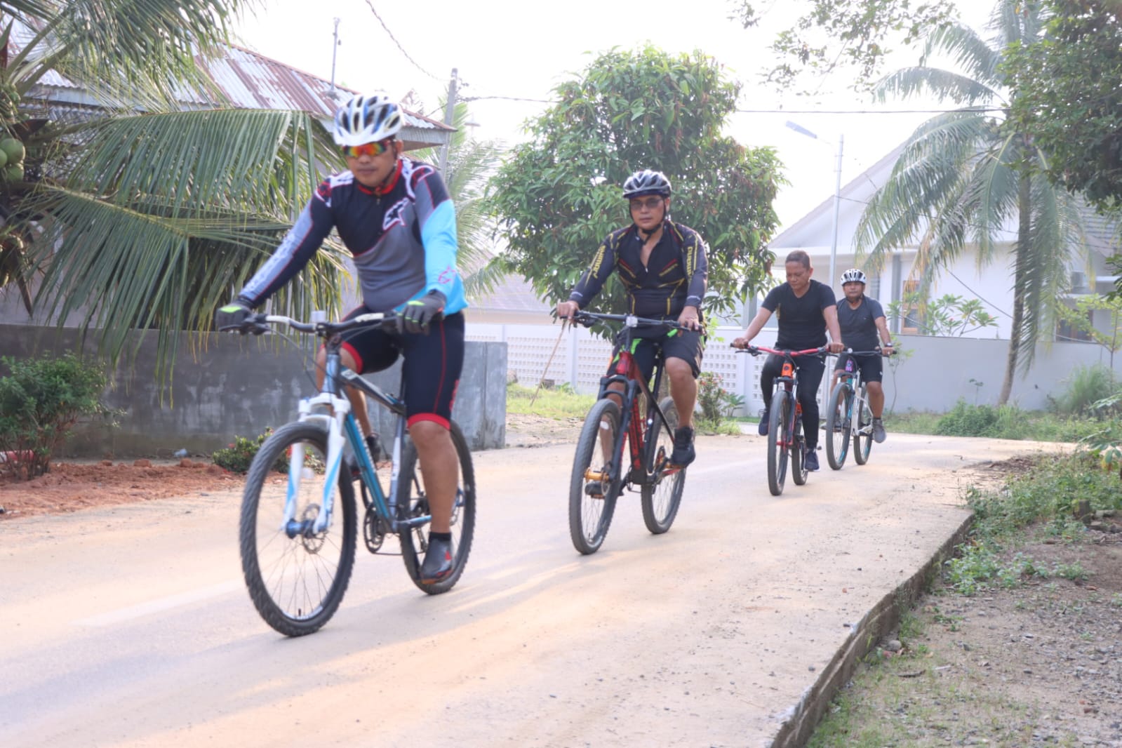 Kapolres Serdang Bedagai AKBp,dr.Ali Machfud,dik bersama PJU berolahraga sepeda(Gowes)