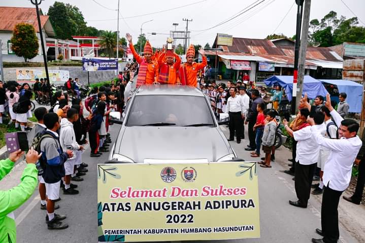 Adipura Diarak Keliling Kota Doloksanggul