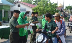 DanRamil 04 Rupat Bengkalis Kap. Inf Tarman Sugianto, S.Sos dan Anggota  Laksanakan Giat  Sore Pembagian Takjil Kepada Masyarakat