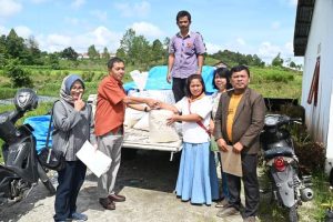 Bupati Humbahas Serahkan Bantuan Beras Kepada Korban Bencana Puting Beliung dan Kebakaran di Doloksanggul