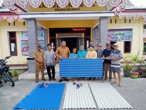 Pemdes Pancur Jaya Rupat Bengkalis Kembali Salurkan  Bantuan Atap Seng,  Warga Ucapkan Terima Kasih