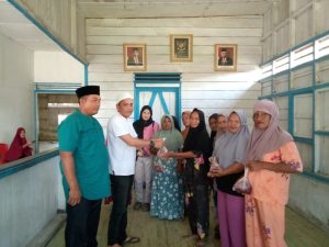 Kades Tabuyung Serahkan Daging Kurban ke Mualaf