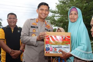 Usai Kurve, Kapolres Tapsel Bagikan Puluhan Paket Bansos