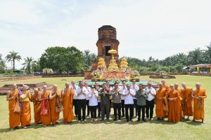 Gubernur dan Kapolda Sumut Hadiri Perayaan Waisak di Candi Bahal