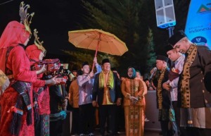 Ribuan pengunjung yang berasal dari Kota Medan dan juga masyarakat yang khusus hadir dari Padangsidimpuan memadati tribun arena panggung keong pada Pekan Raya Sumatera Utara (PRSU) ke-49