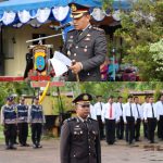 Setelah Upacara HUT Bhayangkara Kapolres Tapteng serahkan Piagam Penghargaan kepada Sekolah dan Masyarakat 