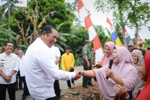 Wali Kota Irsan Efendi Nasution Tanam Bawang Merah Perdana di Desa Sabungan Sipabangun